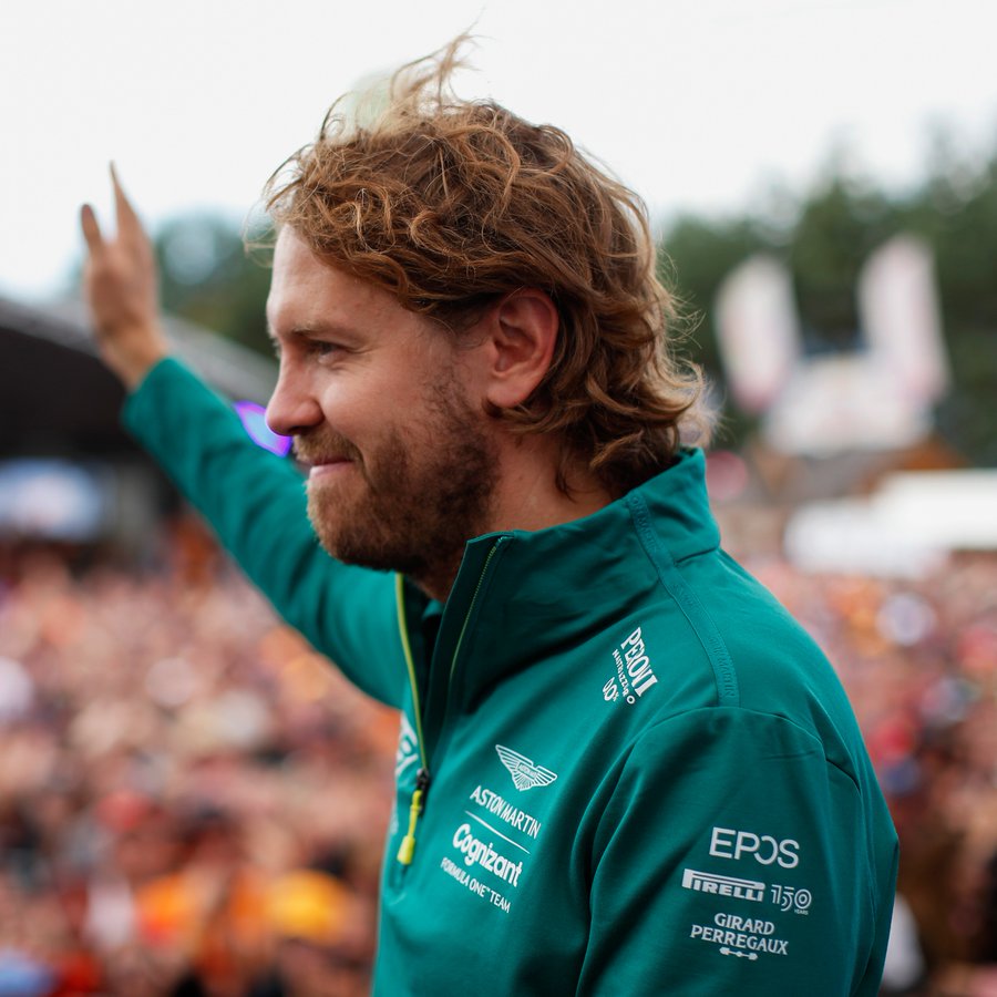 Sebastain Vettel saluta per una delle ultime volte il pubblico